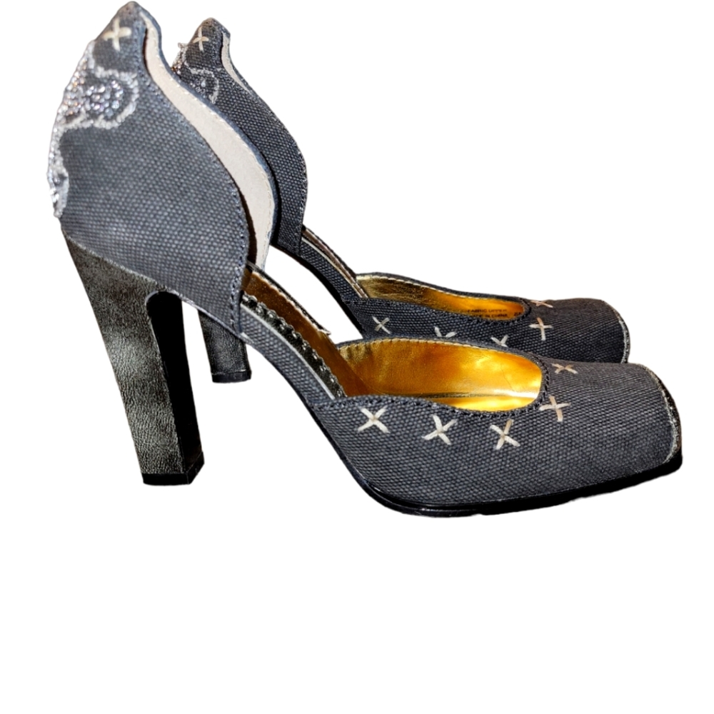 Zinc, Skull on back of shoe, Skull made in rhinestones, 3.5 in Heel, Women's 8